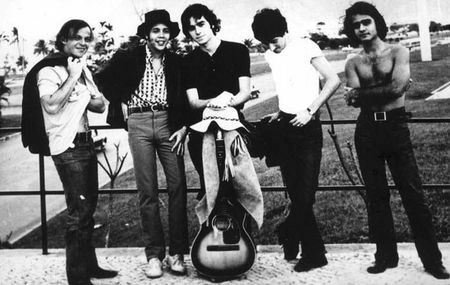 Da esquerda para direita - Sérginho, Luis Wagner, Leno, Raul Seixas e Walmer, na época em que Raul produziu o álbum Vida e Obra de Johnny McCartney