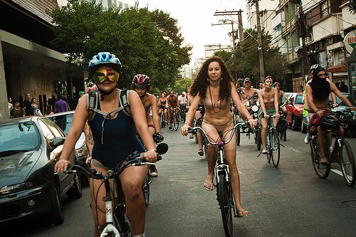 A nudez não foi obrigatória, alguns ciclistas permaneceram de roupa. Foto: Divulgação Fora do Eixo