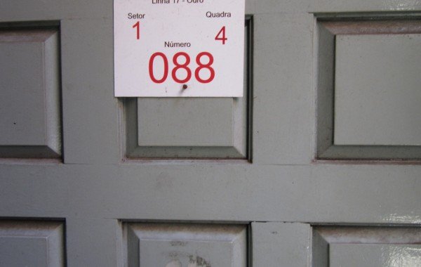 Casa na comunidade do Buraco Quente, na zona sul de São Paulo, marcada para ser demolida por conta das obras da Linha-17 Ouro do Metrô. Foto: Reprodução Shift