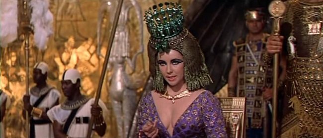 Cleópatra pegou Júlio Cesar e Marco Antônio. Por pouco também não pegou o Otávio.