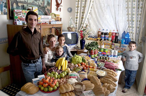 Itália: Família Manzo da Sicília Gasto por semana: $ 260,11 Gostam de: peixe, massa com ragu, cachorro-quente, peixe congelado