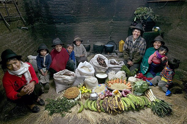 Equador: Família Ayme de Tingo Gastos por semana: $ 31,55 Gostam de: Sopa de batata com couve