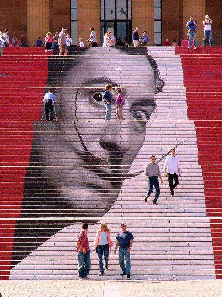 Salvador Dali nas escadarias do Museu de Artes da Filadélfia.